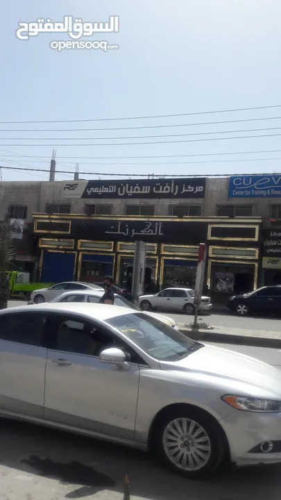 ثلاثة محلات تجارية للإيجار بدون خلو في موقع مميز في الزرقاء السوق التجاري قرب دوار معصوم شارع رئيسي