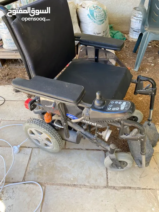 كرسي متحرك كهربائي مستعمل بحالة ممتازة زي الحديد غير مستهلك كل اشي فيه شغال