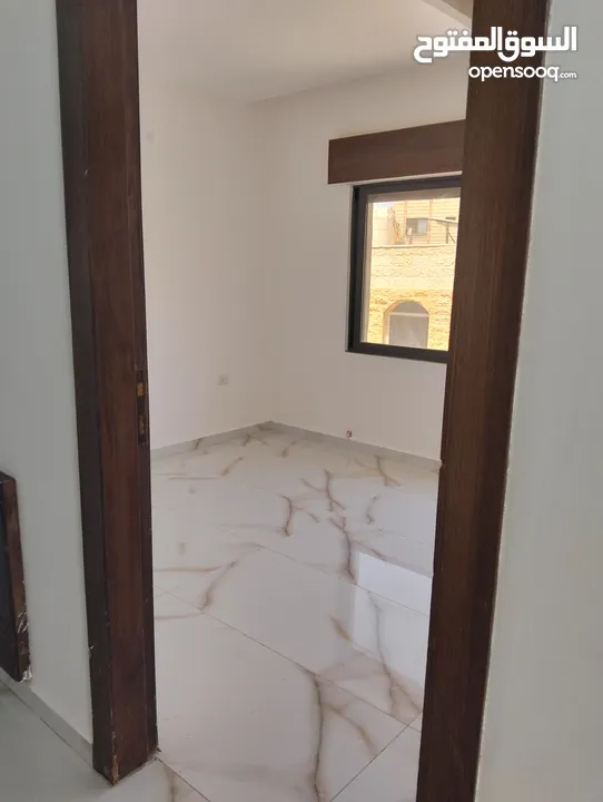 شقة سكنية الياسمين -عمارة القيسي - تبعد عن تاج مول دقيقتين - إيجار سنوي لعرسان جدد أو عائلة صغيرة -