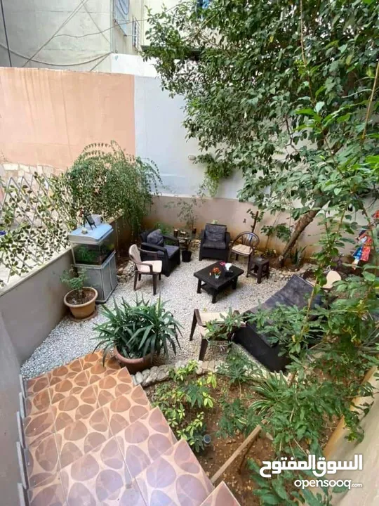 شقة في منطقة رأس بيروت مع حديقة للبيع