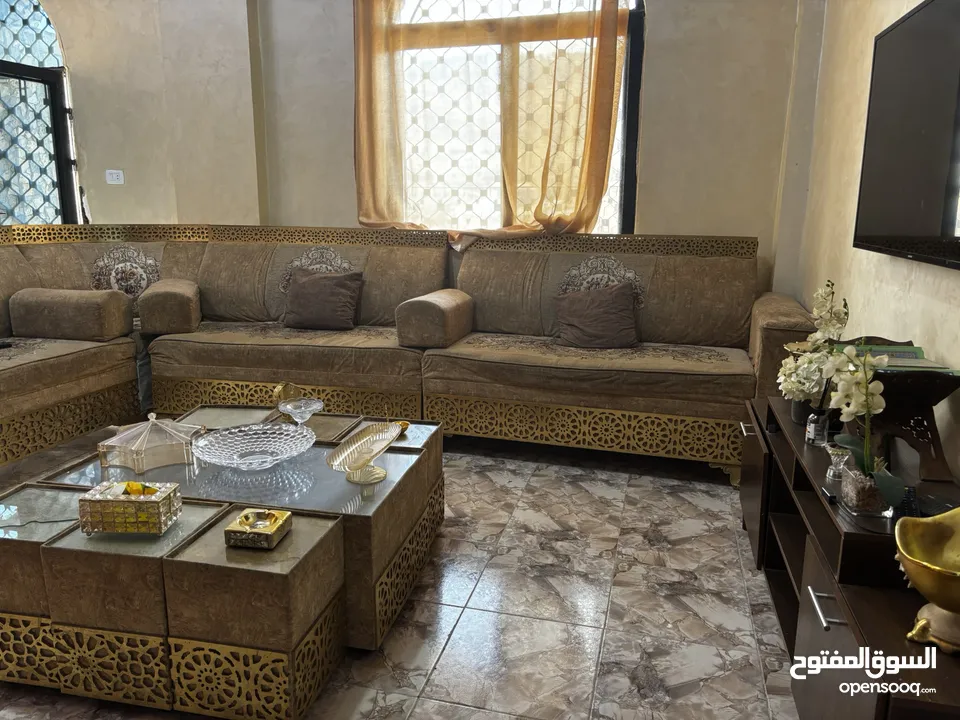 جلاية وتخت مفرد ونص وميكرويف وطقم كنب وخزانة وتخت بناتي طابقين للبيع
