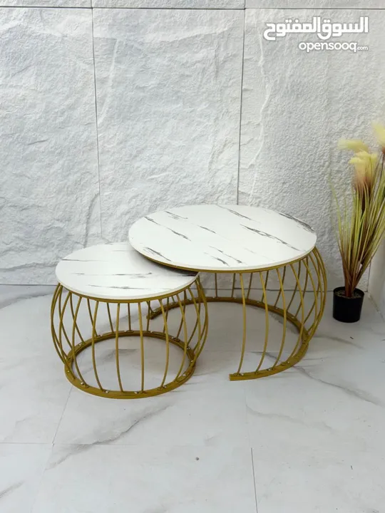 طاولات مودرن بتصميم عصري يخطف الأنظار باشكال متعدةة دائري ومربع مع قاعدة حديد قوية بلون ذهبي أو أسود