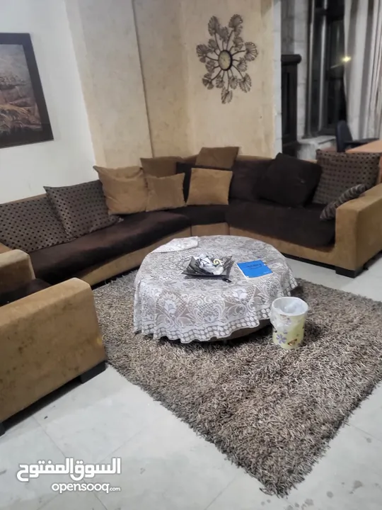 شقتين مفروشات بالكامل في الطيرة دوار نبيل عمرو مباشرة طابق ثاني للبيع دون وسطاء