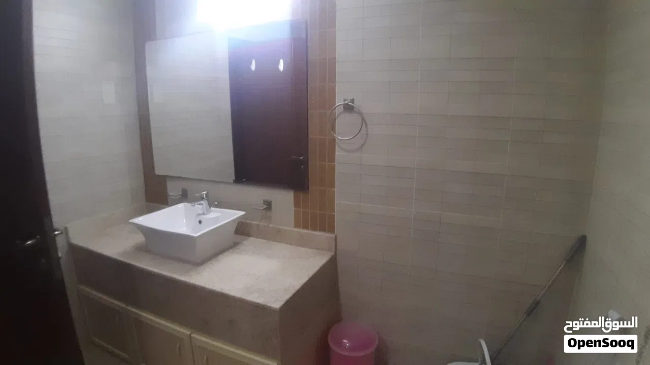 شقة كبيرةمفروشه في الجفيرمن غرفتين تملك حر للبيع