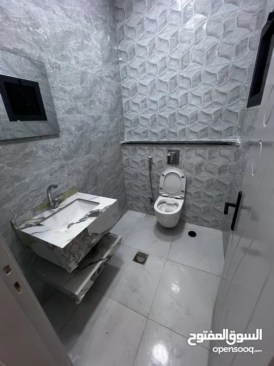 شقة للبيع منطقة الثامنة طابق روف هندسي 154 مع ترسات