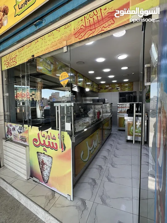محطة مياه و مطعم شاورما و سناك