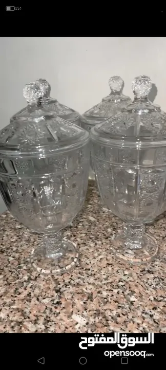 للبيع فازات زجاجية كبيرة الحجم بحالة ممتازة جدا غير مستعملة نهائيا مصنوعة من زجاج عالي الجودة،