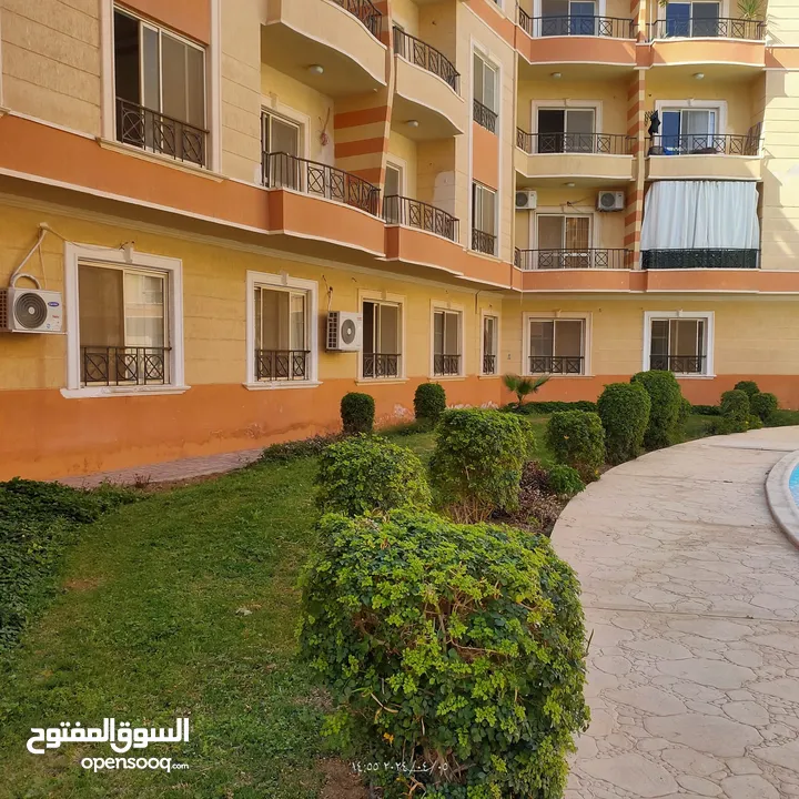 شقة جاهزة للسكن 3 غرف بمنتجع 3 حمامات سباحة وأمن شمالا في طريق الجونة