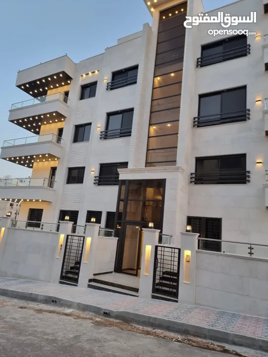 حي الريان الجبيهة شقة طابق ثالث مع رووف للبيع