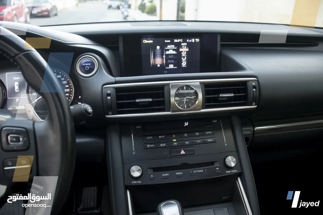 Lexus IS300H 2018 - للبيع