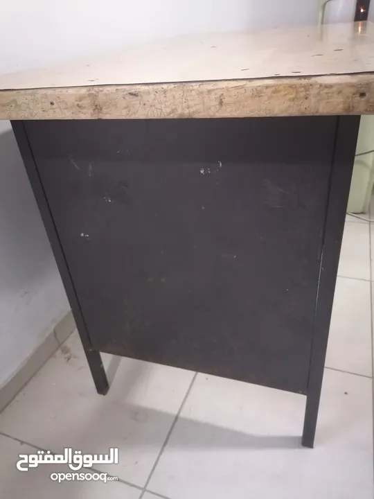 طاولة مكتب استعمال طالب جامعي نظيفة بدي حديد وسطح خشب ثقيل طول 66cm وعرض 121cm وارتفاع 110cm