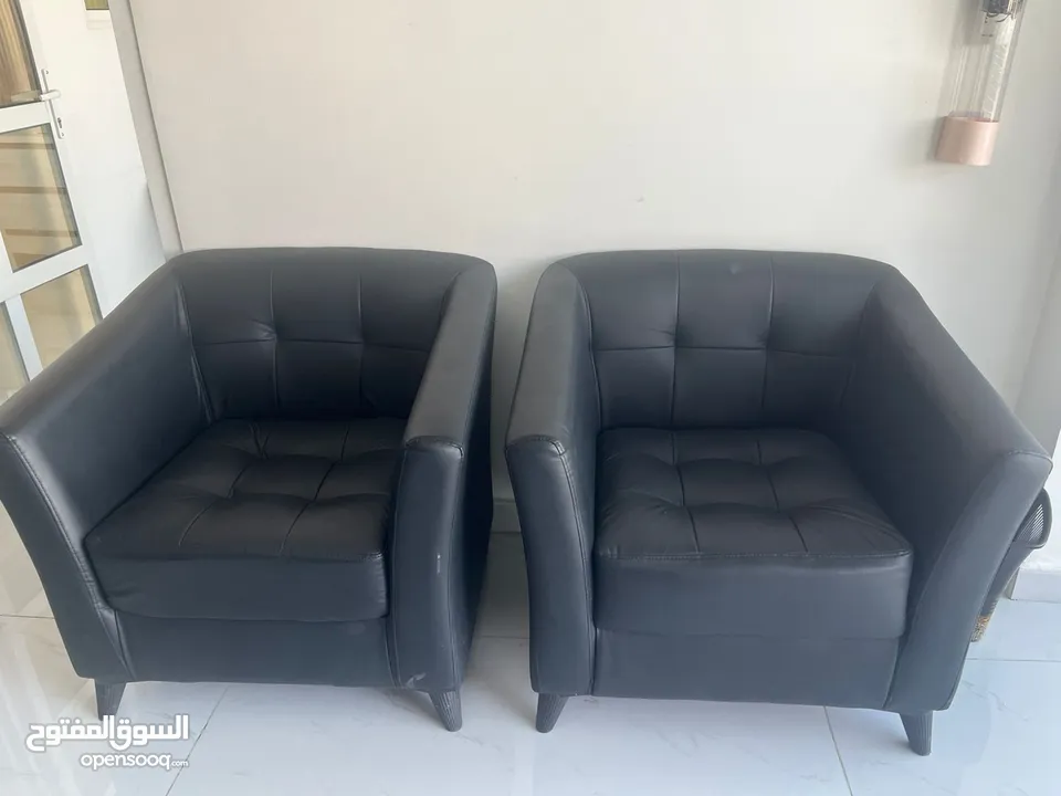اثاث مكتبي للبيع بحالة الوكالة استخدام اقل من 6 شهور