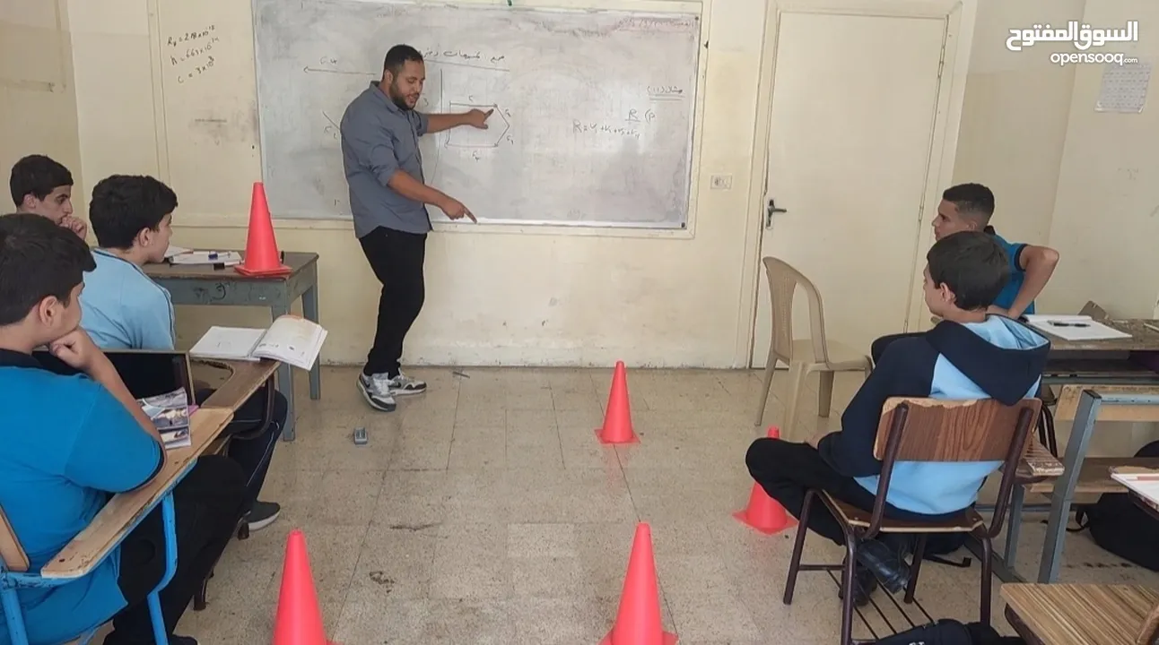 استاذ فيزياء و علوم وsciences لجميع الصفوف