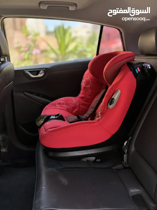 كارسيت ماركة maxi cosi الاصلي لون احمر بحالة جيدة للبيع صناعة البرتغال