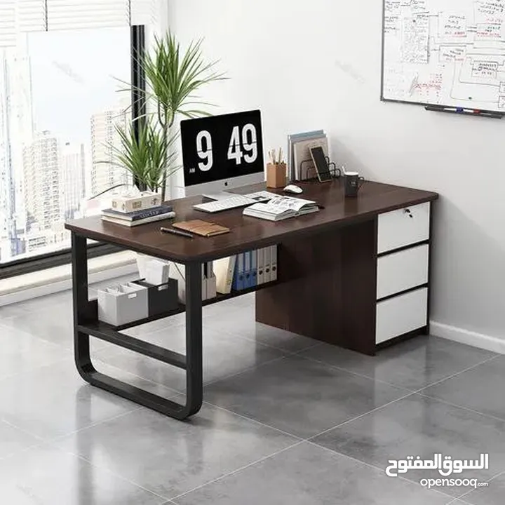 مكتب فاخر بتصميم عصري أنيق سطح خشبي متين بلون داكن فاخر يعطي لمسة فخامة  هيكل معدني أسود قوي  .