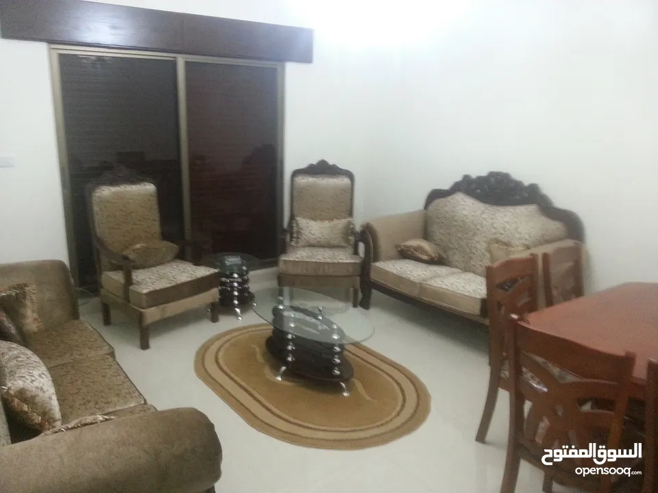 شقة مفروشة طلوع نيفين في الموقع والمكان الهادي ومنطقة مريحه جدا للعوائل او الطالبات ايجار شهري