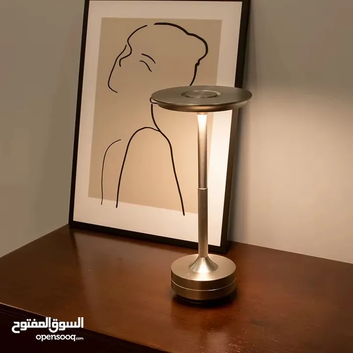 تيبل لامب لمس ألمنيوم، متعدد الألوان ودرجات الإنارة، يضفي على المكان لمسة رقي وراحة