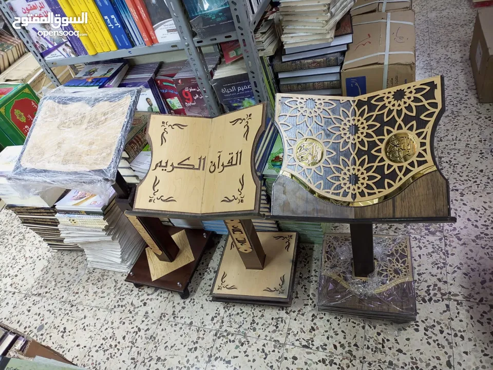 يتوفر حامل ستاند مصحف خشب متحرك مع عجلات هدية طيبة و خامة ممتازه و اجر مستمر  يناسب قيام جلوس القعود