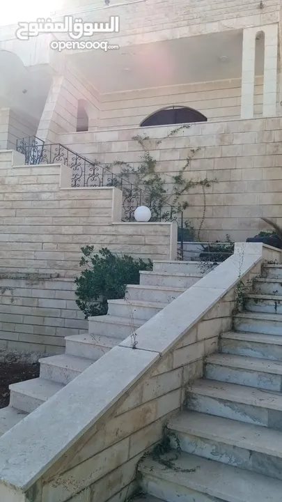 فيلا للبيع في ام الدنانير على شارعين  طابقين