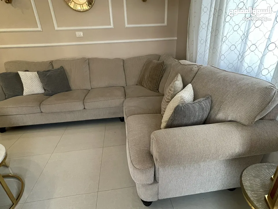 كنب زاوية امريكي بحالة جيدة جداً مع طاولة وسط ممتازة