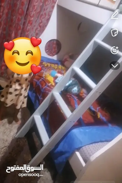 تخت طابقين خشب وحديد للبيع بحالة جيدة