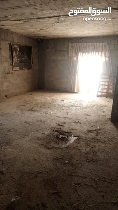 سقف مع شقتين مع محل تجاري