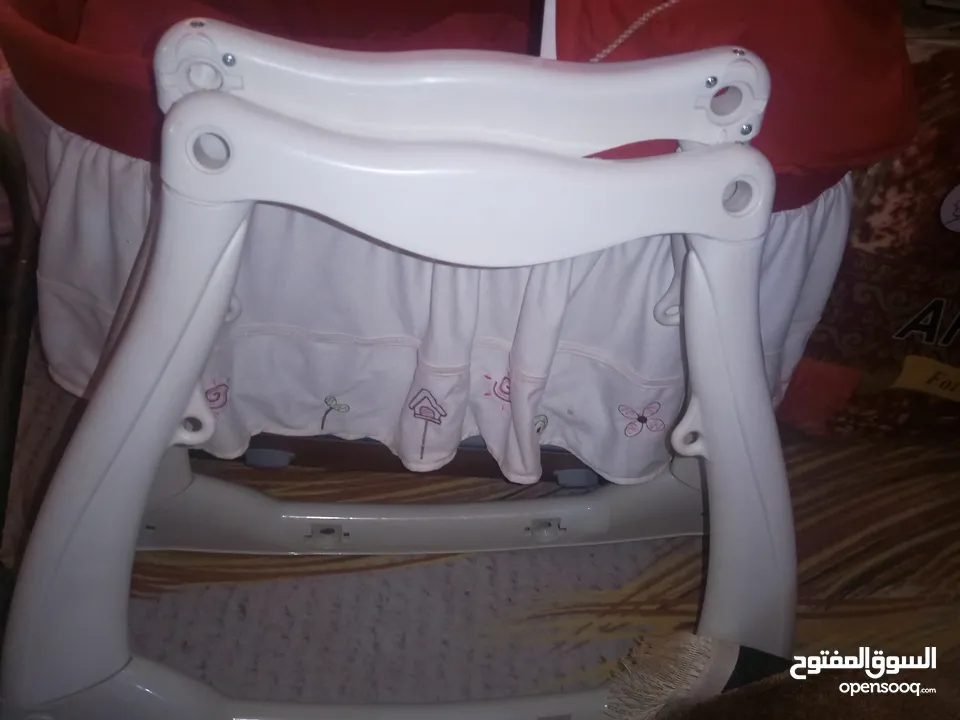 تخت بيبي هزاز وتخت خشب لعمر 6 سنوات و هزاز كهرباء وكراجه