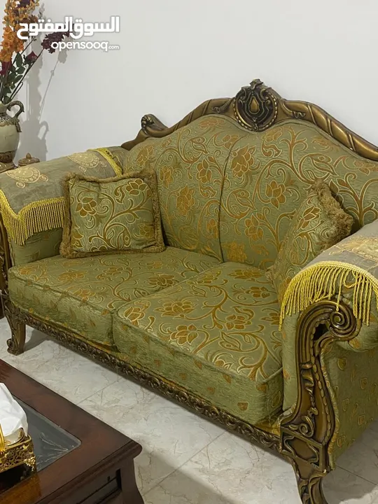طقم كنب دمياطي بحالة ممتازة  للبيع بسعر مغري