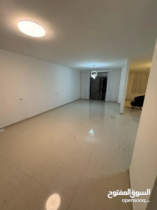 شقة فسيحة للإيجار في الشرفة – سكن عائلي راقٍ بسعر مميز