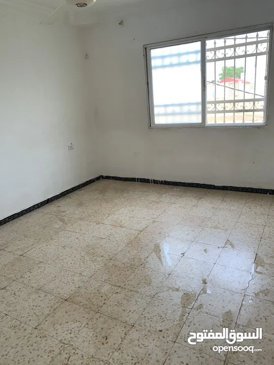 طابق اول  وأربع غرف