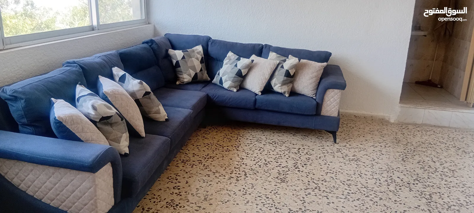 Are you looking for that particular contemporary living room set? Then look no further.