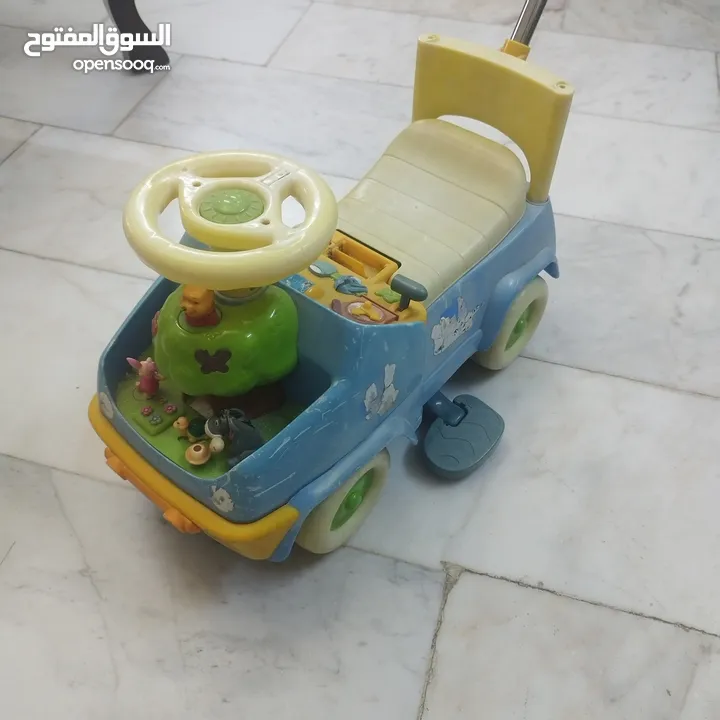 سيارة أطفال