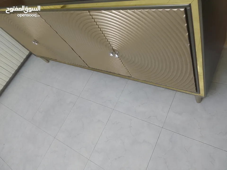 طاولة سفرة مع 8 كراسي  مع درسوار  وعليھم زجاج حماية سميك