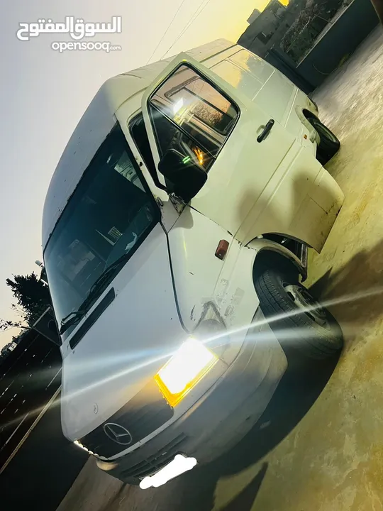 تمام  الباص نظيف ما فيه ضربات  اصل تجاري نظيف ضريبة  موديل 2000  باب سحاب على الجنب  شصي نظيف  بققص