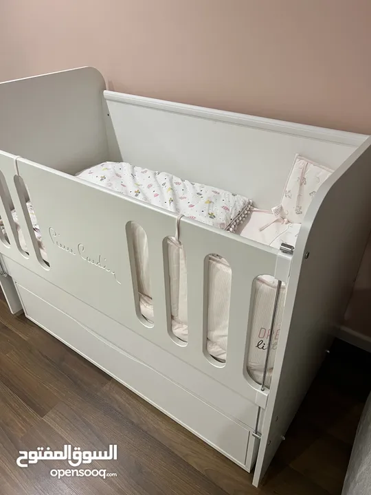 NEVER USED!! Baby Wood Crib (high end) with mattress . سرير بيبي مع فرشة غير مستعمل
