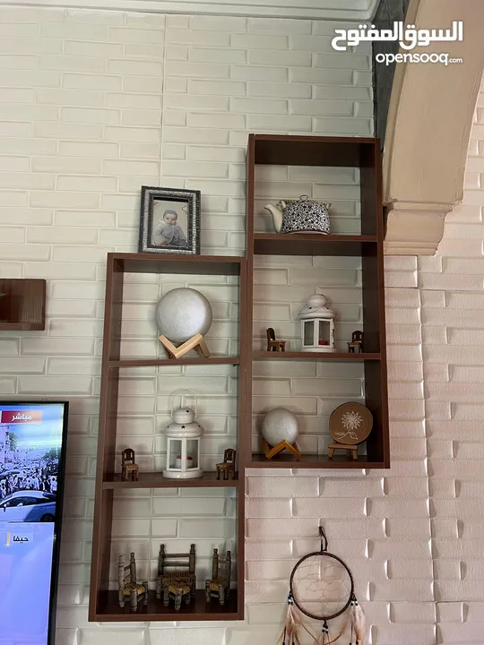 طاولة شاشة مع ديكور للحائط