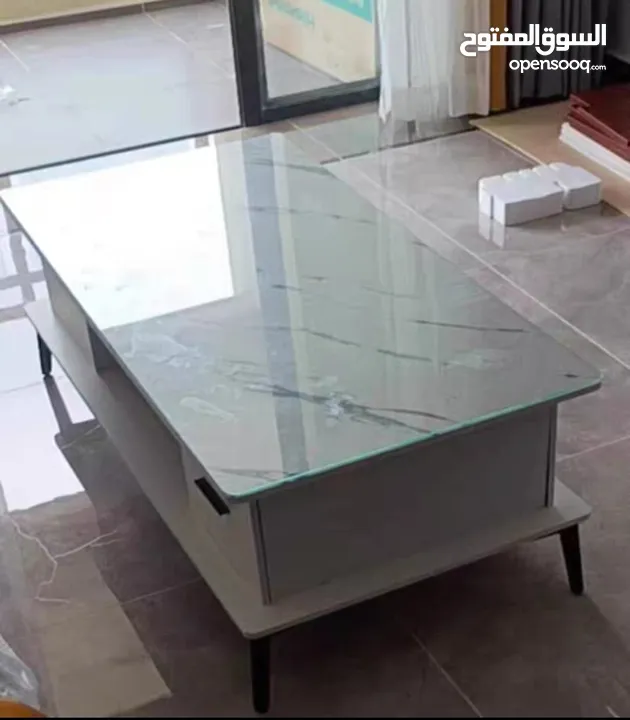 طاولة وسط خشبية ماربل فاخرة مع واجهة زجاجية و رفوف و خزانة سفلية باللون الأبيض
