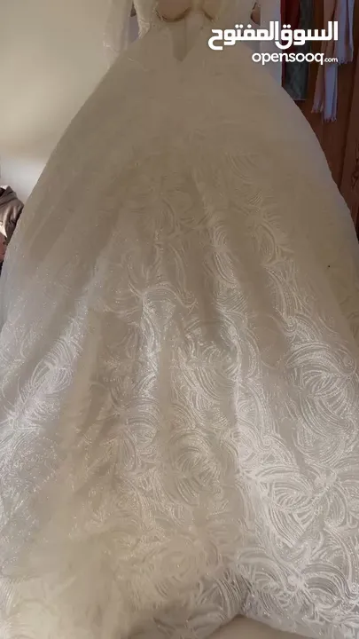 بدله عروس ابيضّ للبيع مع كامل التوابع لبسه واحده قابله للتفاوض و التوصيل متوفر للزرقا وتشمل كل شي