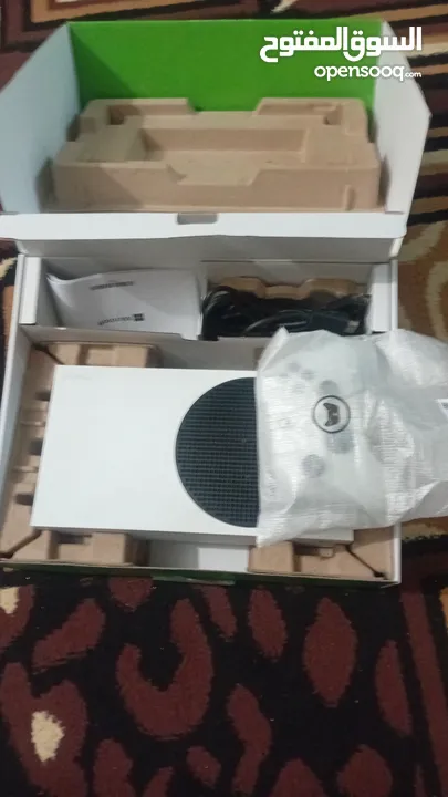 xbox series s الجهاز نظيف بحالة الجديد ومعه جميع اغراضه ،، تم استخدامه فترة قليلة وربي يباركلك فيه
