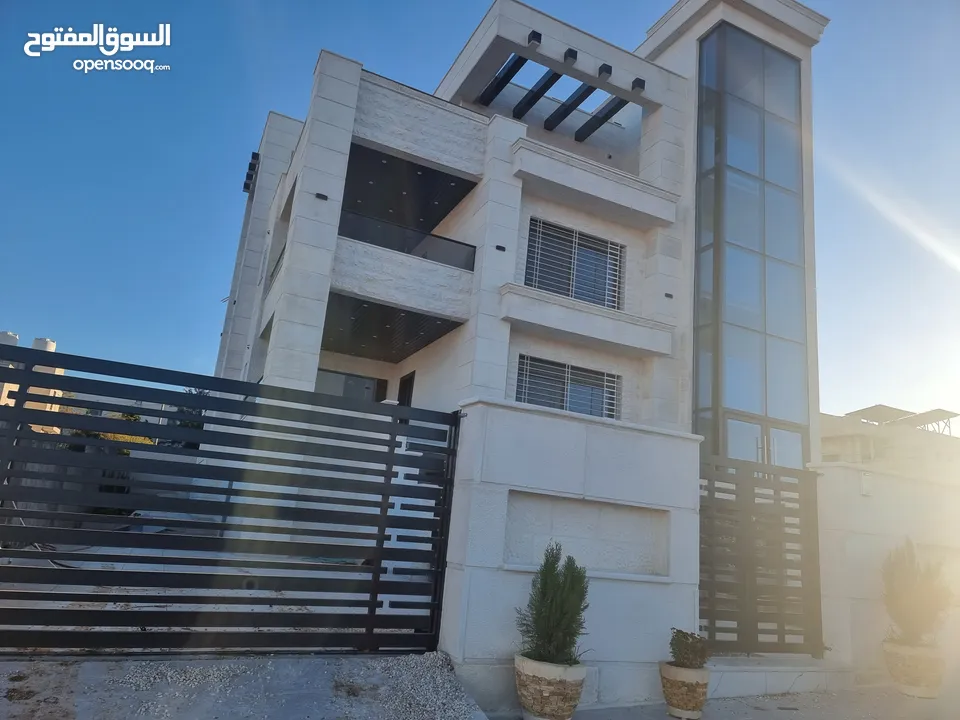 شقة طابقية فاخرة للبيع