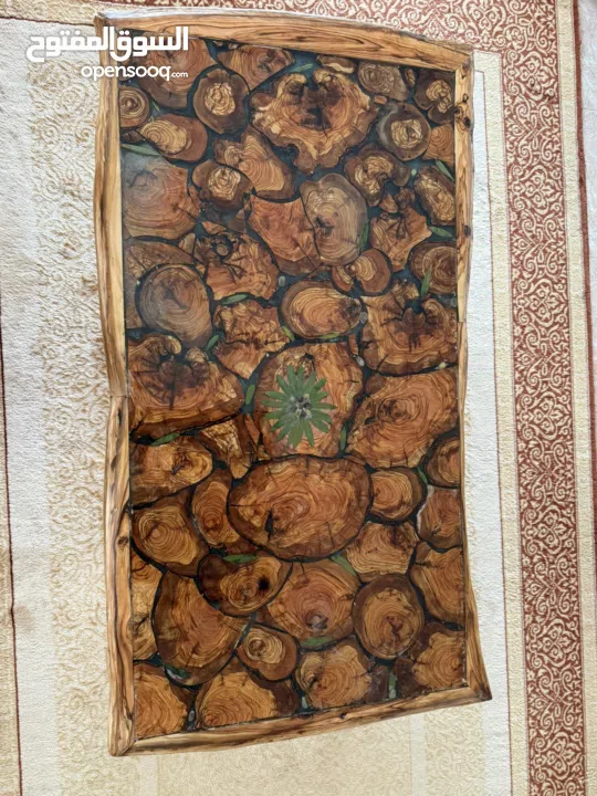 طاولة من خشب الزيتون. صنع يدوي