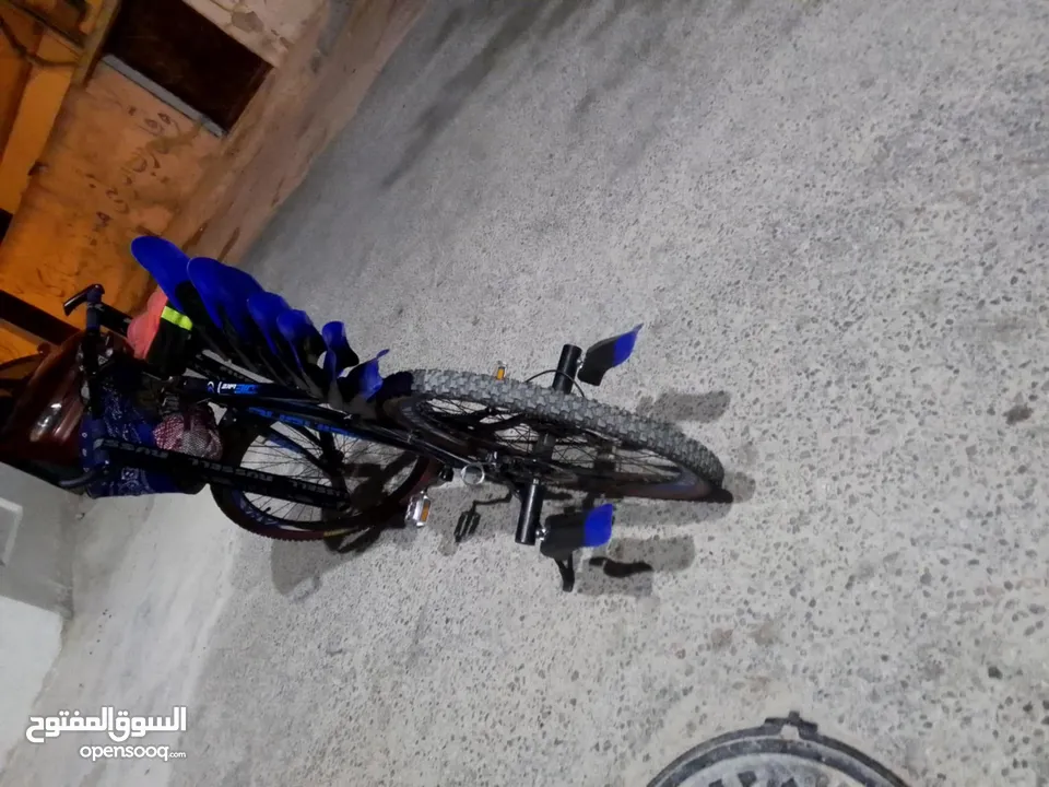 بيع بسكليت بحاله جيده جدااا اللون اسود وازرق واضح بالصوره غيارات شغاله وبرك شغال 100%
