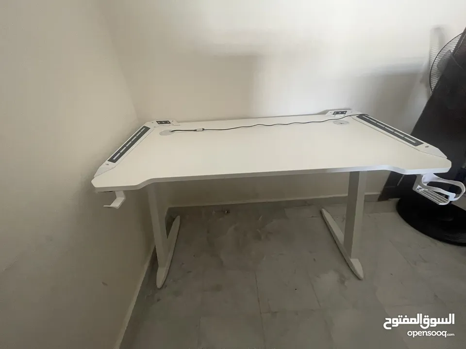 طولة جيمينج RGB ابيضّ مع حمالة سماعات و حمالة كاسة