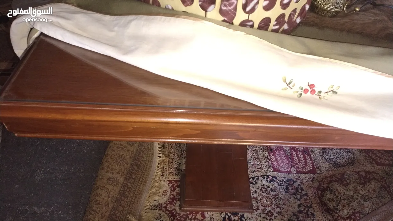 اذا كنت مهتم فلا تتردد في الاتصال بنا طاولة سفره فاخره جدا حجم كبير 8 كراسي بحاله ممتازه جدٱ