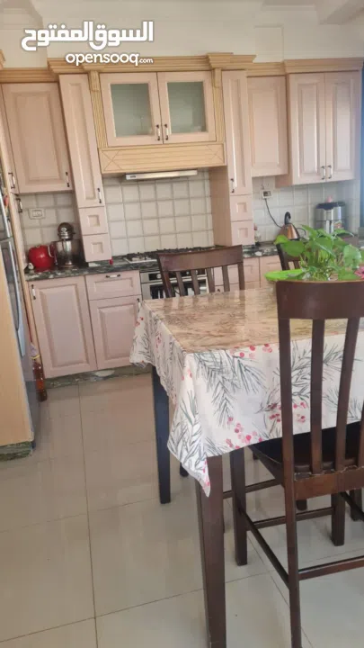 شقه للبيع مساحه 150ثلاث غرفة نوم حمامين بلكونتين صالون صاله مطبخ طابق ثالث اصنصين