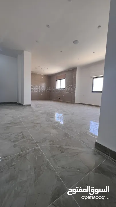 شقق طابقيه ارضيه  جديده فاخره في الزرقاء الجديده شارع الونك ( الكرامه )