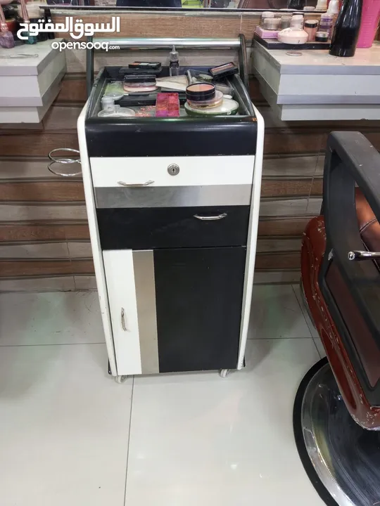 اثاث صالون سيدات مستخدم اجنبي بحاله جيده جدا وخزانه كبيره سحاب وابواب خشب