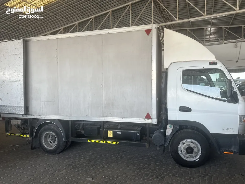 MITSUBISHI CANTER 2020 w Box and Tail Lift