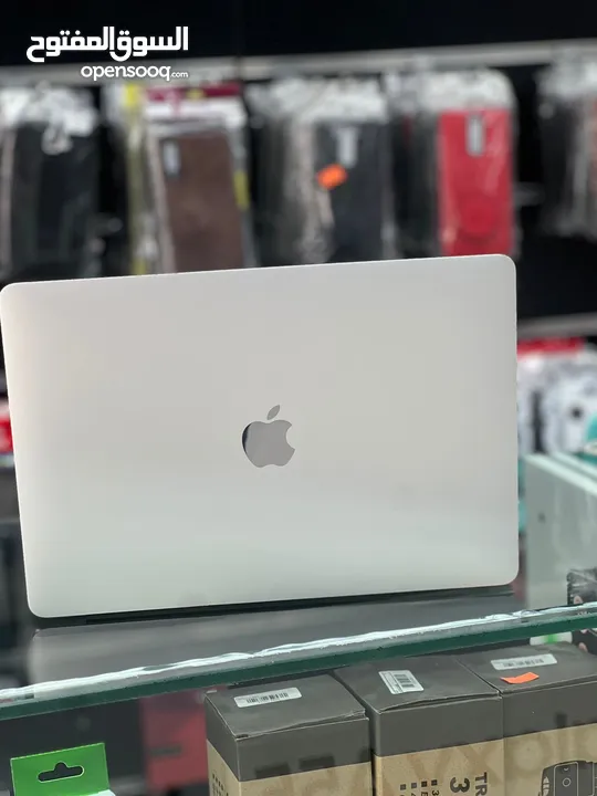 MacBook pro i5 2017 with Maggie mouse