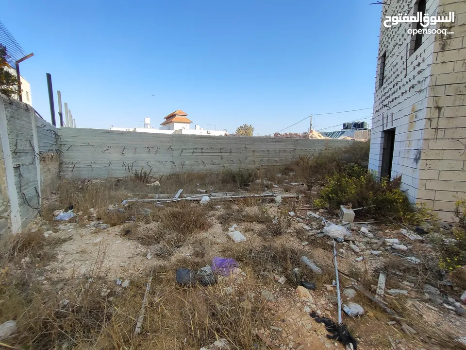 قطعه أرض عليها فيلا عظم للبيع في سطح مرحبا